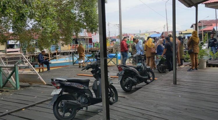 Komisi III DPRD Kota Bontang bersama OPD terkait meninjau jembatan di Bontang Kuala yang diperbaiki (Nasrullah/bontangpost.id)