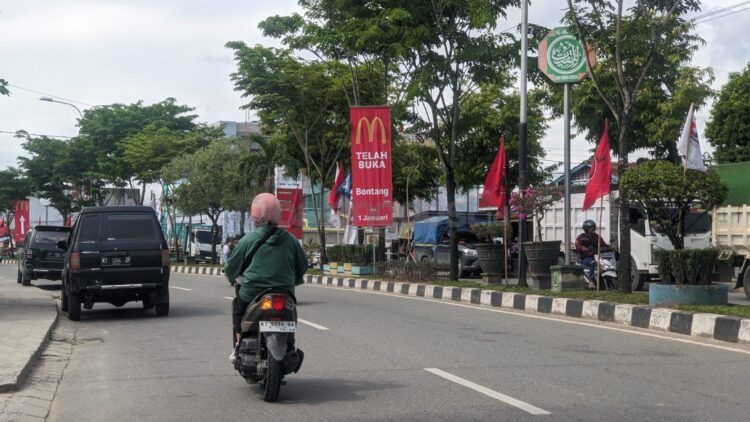 reklame tidak diperbolehkan ditancapkan di tanah median jalan terlebih menggunakan konstruksi baja (Nasrullah/bontangpost.id)