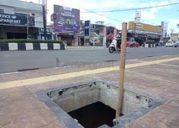 Diduga Kendaraan Parkir Sembarangan Bikin Penutup Boks Kontrol Trotoar Rusak