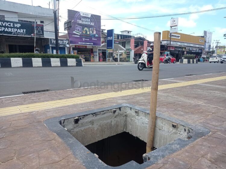 Salah satu boks parit di Jalan Ahmad Yani mengalami kerusakan