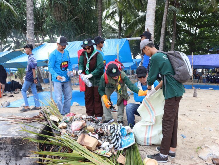 Aksi bersih-bersih sampah di Pulau Beras Basah. (Ist)