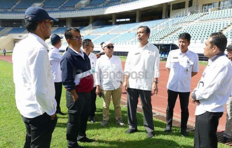 Akmal Malik (kedua kiri) dan Rusdiansyah Aras (ketiga kiri) bersama jajaran Pemprov Kaltim meninjau Stadion Utama Kaltim. HUMAS KONI KALTIM