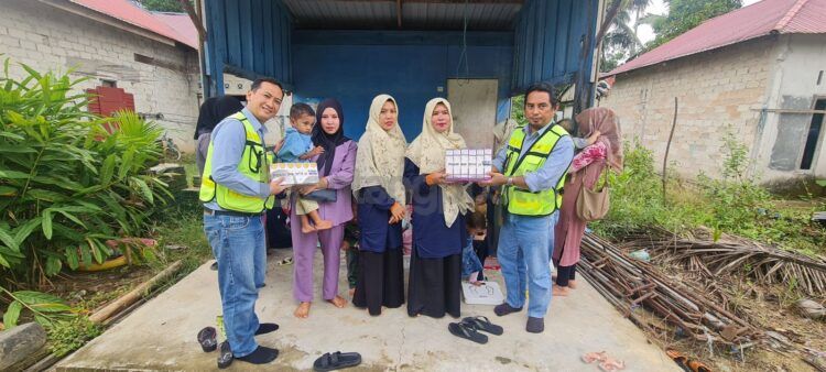 CSR Dept Head PT Pama Indo Yasser Pramana (kiri) dan Abdul Syukur (kanan) saat menyalurkan bantuan vitamin dan susu dalam program mengatasi stunting. (Dok. PT Pama Indo)