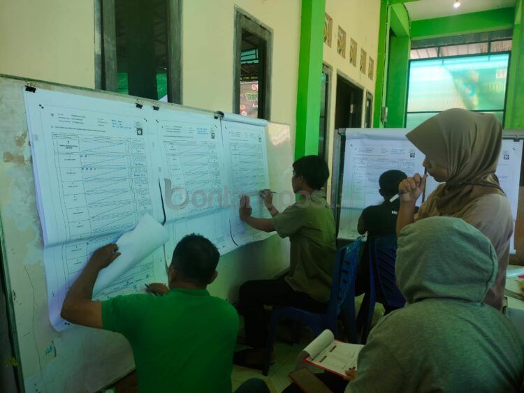 Perhitungan suara di salah satu TPS di Bontang Selatan