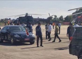 Helikopter Presiden Jokowi Mendarat di Bandara PT Badak LNG, Sapa Warga di Pinggir Jalan