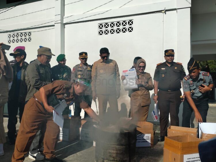 Proses pemusnahan kelebihan dan surat suara rusak di KPU Bontang (Jelita/bontangpost.id)