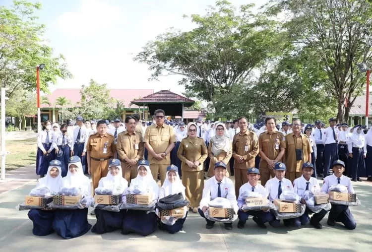 Seluruh pelajar jenjang SD dan SMP, baik sekolah negeri dan swasta, akan mendapat seragam batik gratis.&nbsp; ADIEL KUNDHARA/KP