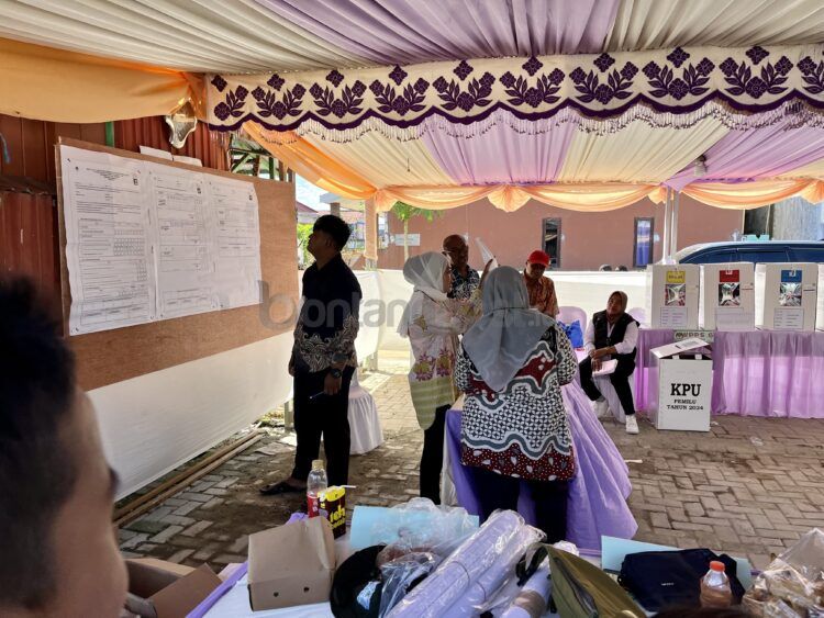 Proses perhitungan suara di TPS 037 Tanjung Laut Indah.