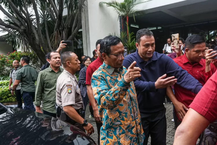 Wakil Calon Presiden&nbsp;Nomor Urut 3 Mahfud MD usai pertemuan tertutup di Gedung High End, Jakarta, Kamis (15/2/2024). (MIFTAHUL HAYAT/JAWA POS)