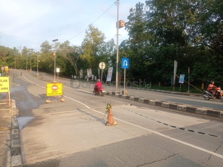 Salah satu titik di Jalan Cipto Mangunkusumo rusak dan bakal diperbaiki tahun ini dengan anggaran Rp2 miliar. (ADIEL KUNDHARA/KP)