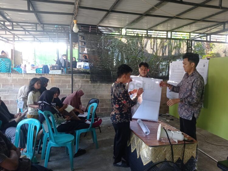 Petugas KPPS tengah melakukan hasil rekapitulasi suara untuk calon anggota DPRD Bontang