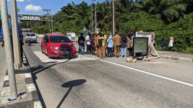 DPRD Bontang tinjau Jalan Cipto Mangunkusumo yang ambles (Nasrullah/bontangpost.id)