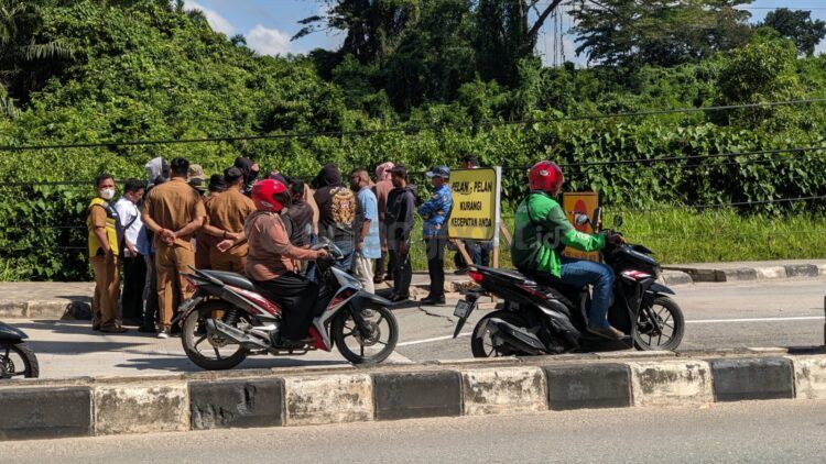 DPRD Bontang tinjau Jalan Cipto Mangunkusumo yang ambles (Nasrullah/bontangpost.id)