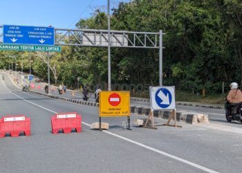 Akibat Jalan Ambles, Satu Lajur di Jalan Tembus Loktuan Ditutup Sementara