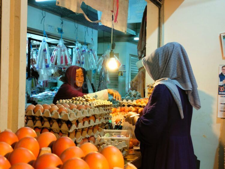 Harga beras dan telur di Pasar Taman Rawa Indah merangkak naik (Jelita/bontangpost.id)