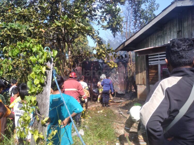 Kebakaran hanguskan rumah kayu du Jalan Zamrud 11 Berebas Tengah (Jelita/bontangpost.id)