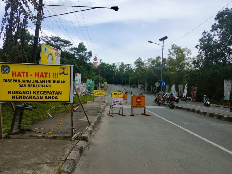 Sejumlah rambu peringatan kalan rusak terpasang di Jalan Cipto Mangunkusumo (Jelita/bontangpost.id)
