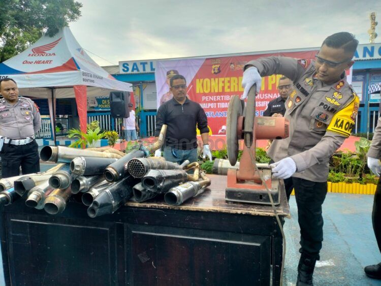 Kapolres Bontang musnahkan knalpot brong (Jelita/bontangpost.id)