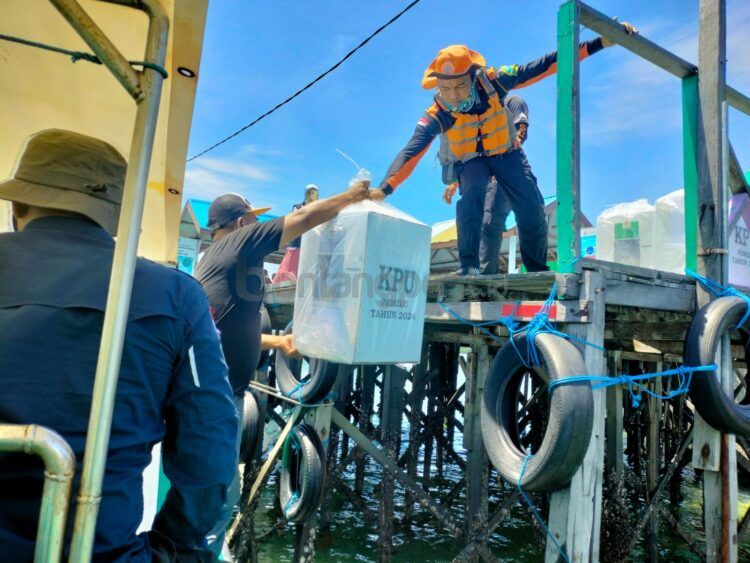 Distribusi logistik pemilu ke empat wilayah pesisir di Bontang (Jelita/bontangpost.id)