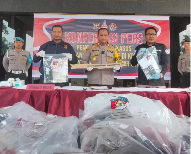 Polres PPU menggelar konferensi pers pengungkapan kasus pembunuhan satu keluarga di Babulu, PPU, yang terjadi Selasa (6/2/2024) dinihari