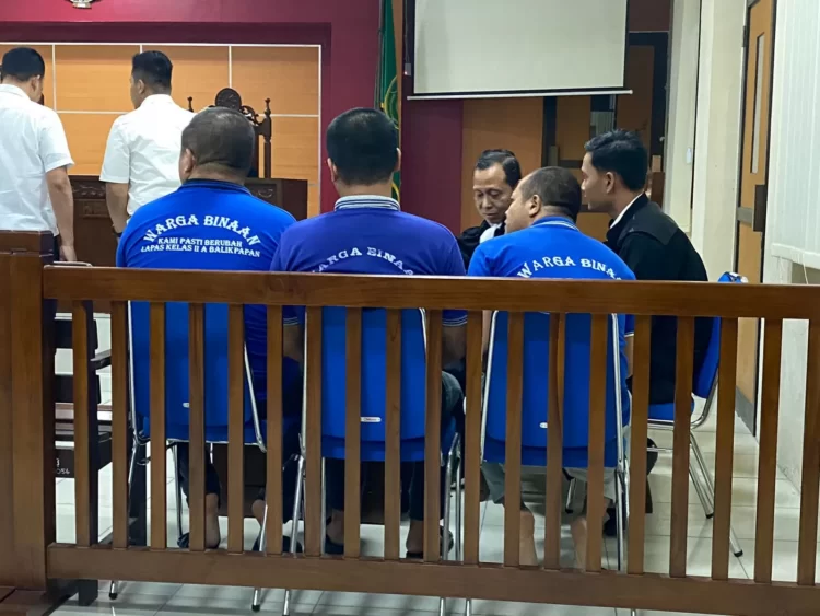 Briptu AS, Brigpol RS dan Bprika RK menjalani sidang sebagai terdakwa penggelapan dalam jabatan di PN Balikapapn, Rabu (20/3/2024).