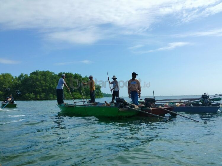 Para nelayan dan Komisi III DPRD Kota Bontang saat meninjau pipa yang belum ditenggelamkan (Jelita/bontangpost.id)