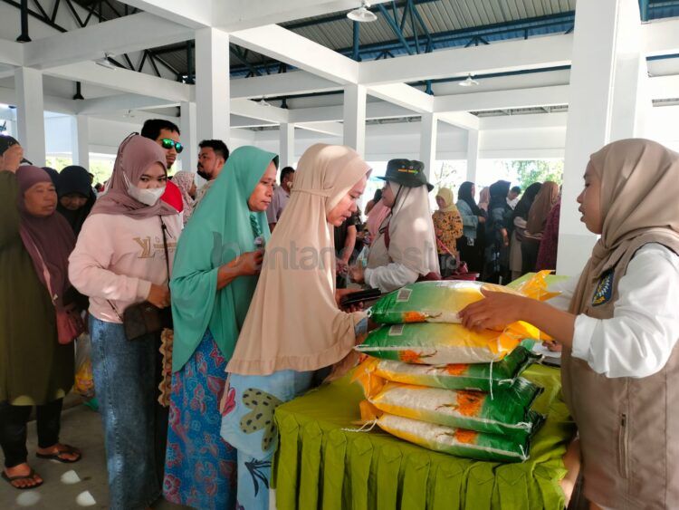 Ratusan warga mengantre beli beras (Jelita/bontangpost.id)