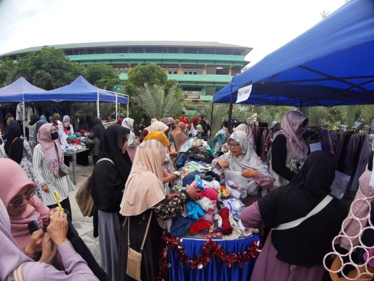 Keseruan masyarakat saat memilih pakaian layak pakai yang dijual murah oleh Yayasan Yabis. (Rera/bontangpost.id)