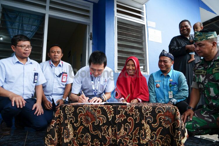 Penandatanganan perjanjian serah terima yang dilakukan Vice President, Business Support PT Badak NGL. (Ist)