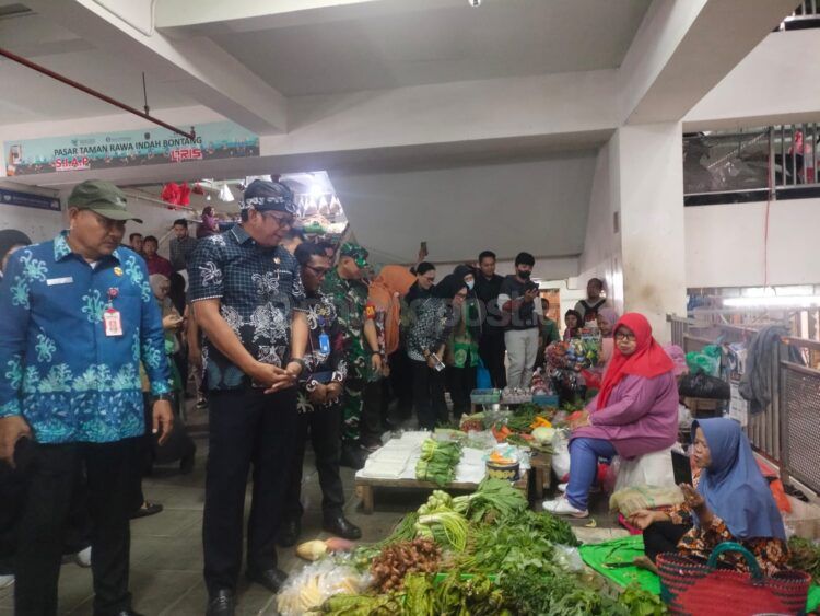 Rombongan Wali Kota Bontang saat monitoring harga bahan pangan di Pasar Tamrin (Jelita/bontangpost.id
