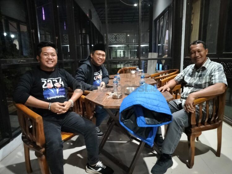 Ahmad Bajuri (kanan menggunakan kemeja bergaris) resmi menjadi kader Partai Demokrat Bontang