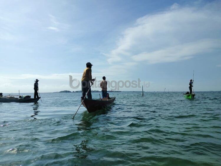 Kapal nelayan kerap menabrak pipa distribusi air ke Malahing (Jelita/bontangpost.id)