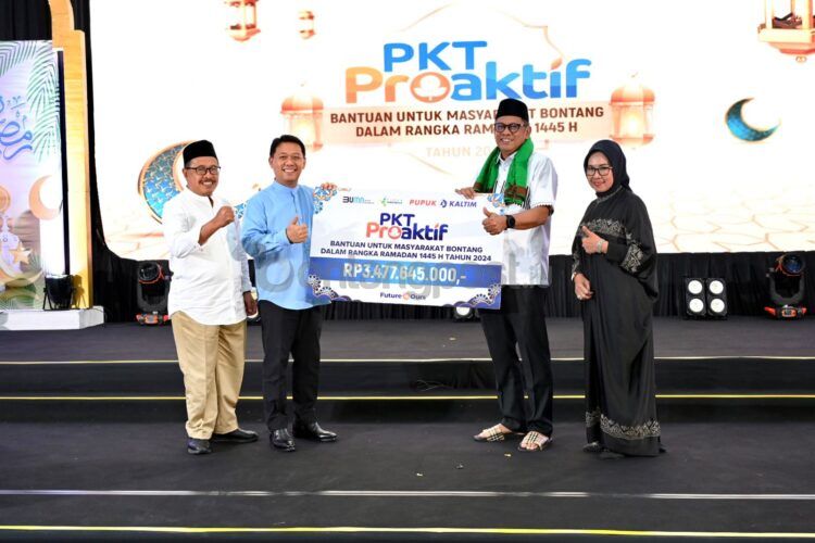 Penyerahan bantuan secara simbolis oleh Dirut Pupuk Kaltim kepada Wali Kota Bontang