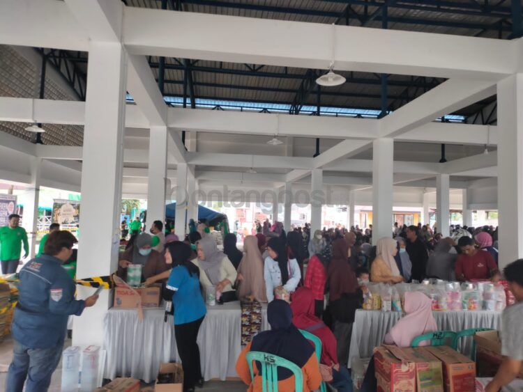 Masyarakat mulai memadati gerakan pasar murah di PPI Tanjung Limau (Jelita/bontangpost.id)