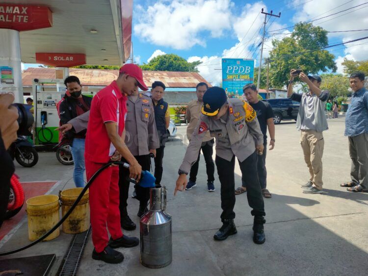 Kapolres Bontang AKBP Alex Frestian Lumban Tobing saat melakukan pengecekan di SPBU Tanjung Laut (Jelita/bontangpost.id)