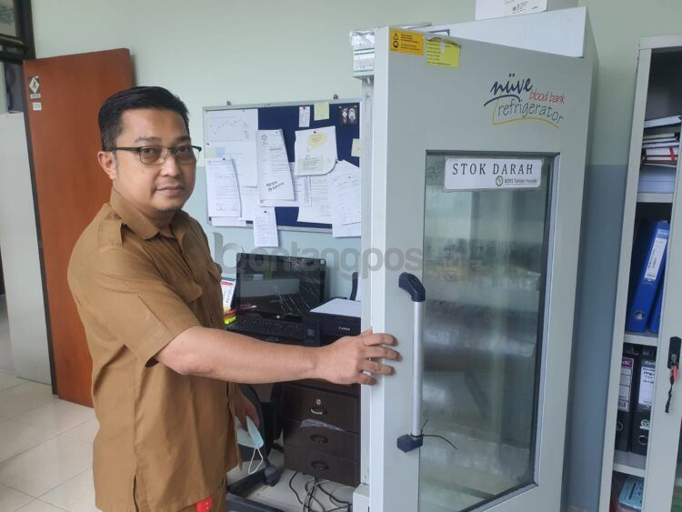 Penanggung Jawab Bank Darah RSUD Taman Husada Bontang dr Jayadi Festiawan  Sp.PK, M.Kes saat mengawasi kantong, di Unit Bank Darah.