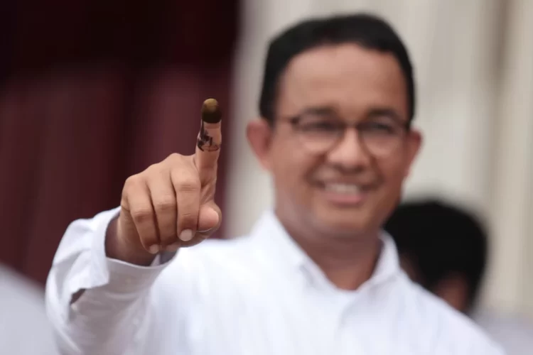 Capres nomor urut 1 Anies Baswedan bersama keluarga melakukan pencoblosan Pemilu 2024 di TPS 60, Lebak Bulus, Jakarta, Rabu (14/2/2024). (DOK: TIMNAS AMIN)