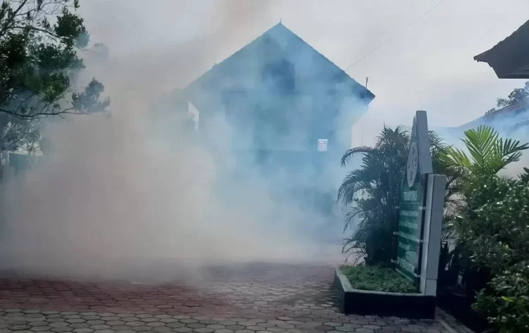 Fogging bukan langkah satu-satunya dalam menekan kasus DBD, butuh partisipasi warga dalam menjaga kebersihan. (ADIEL KUNDHARA/KP)