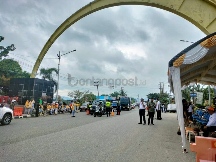 Persiapan penyambutan piala Adipura Kencana di Tugu Selamat Datang (Jelita/bontangpost.id)