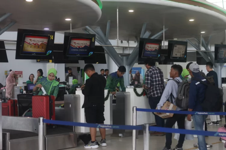 Sudah jadi hal biasa, setiap jelang Lebaran, harga tiket pesawat menjadi mahal.