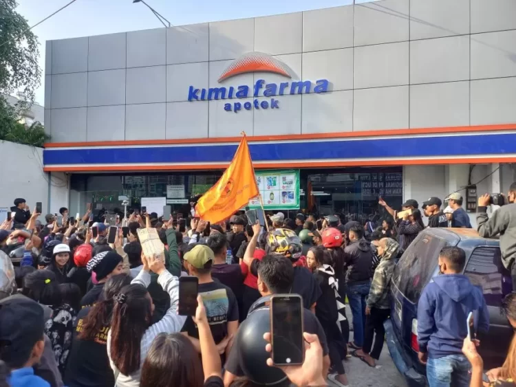 Apotek Kimia Farma di Jalan P Hidayatullah, Kecamatan Samarinda Kota, tutup sementara waktu hingga waktu yang tidak ditentukan.