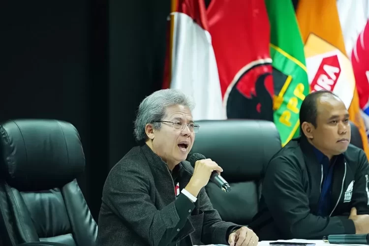 Deputi Bidang Hukum Tim Pemenangan Nasional (TPN) Ganjar Pranowo-Mahfud MD, Todung Mulya Lubis bersama Dir Eksekutif Direktorat Informasi dan Juru Bicara TPN Ganjar Mahfud Tomi Aryanto dalam konferens