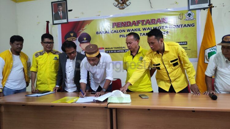 Bakhtiar Wakkang saat melakukan pendaftaran bacalon wakil wali Kota Bontang di Sekretariat DPD Partai Golkar