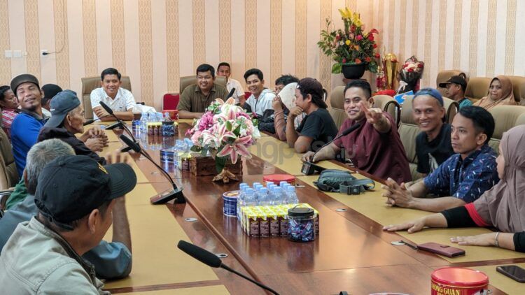 Pedagang Pasar Citra Mas Loktuan mengadu ke Ketua DPRD Andi Faiz (Nasrullah/bontangpost.id)