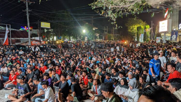 Ribuan warga padati nonton bareng Timnas Indonesia di simpang Ramayana (Nasrullah/bontangpost.id)