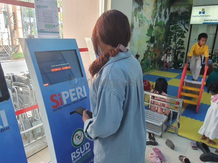 Terlihat salah satu pengunjung sedang menggunakan SiPeri, di Lobi RSUD Taman Husada Bontang,