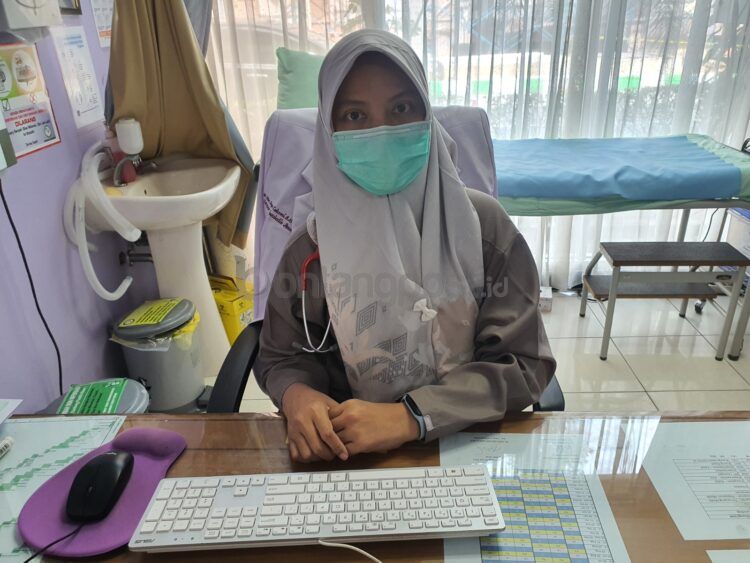 Dokter Spesialis Anak RSUD Taman Husada Bontang dr Arlita Eka Putri Vivin Puspitasari, Sp.A saat ditemui diruang kerjanya.