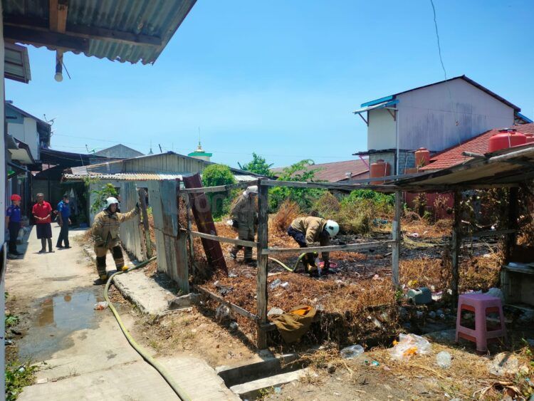 Lahan di tengah permukiman Jalan DI Panjaitan RT 04 terbakar (Jelita/bontangpost.id)