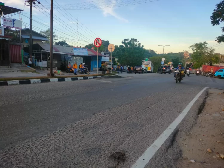 Jalan Letjen S Parman masih membutuhkan perbaikan karena strukturnya banyak lapisan aspal yang sudah keropos.