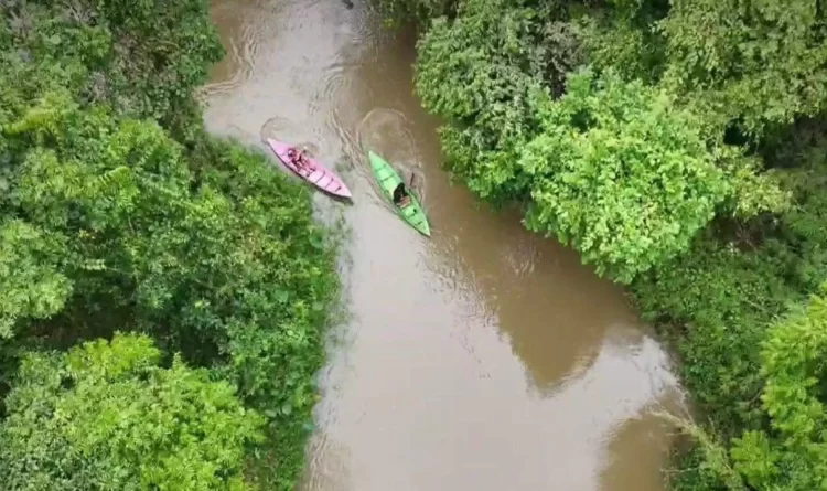 Wisata Susur Sungai di Kampung Engkuni Pasek, Kecamatan Barong Tongkok, kini menjadi favorit warga Kubar.